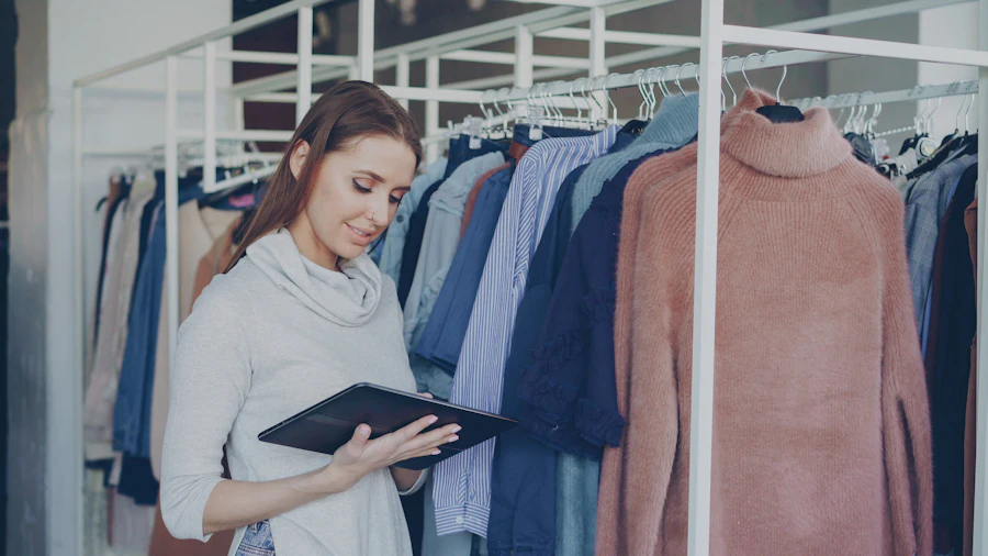 Commerçante consultant une tablette dans sa boutique